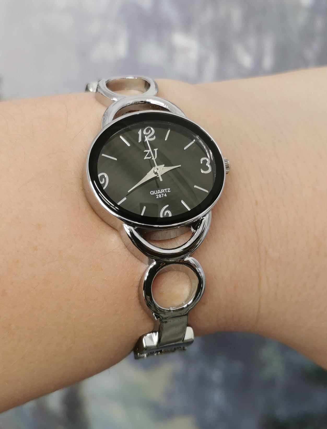 Montre bangle pour femme fond noir